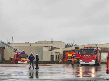 Les anciens abattoirs d'Hazebrouck en flamme