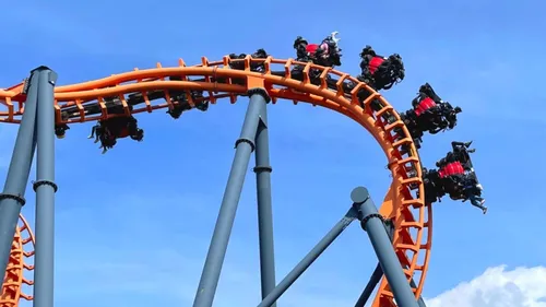  Bagatelle : Une vingtaine de personnes bloquées sur l'attraction...