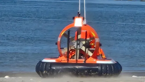 Deux jeunes filles surprises par la marée au phare de Berck,...