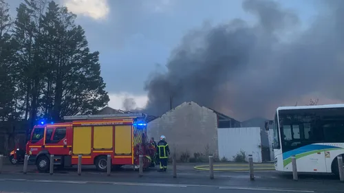Incendie à Berck : un bâtiment de 2 000 m² en feu