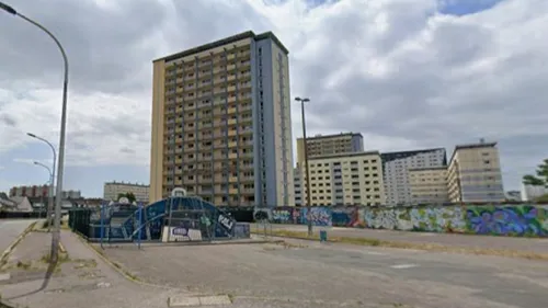 Calais : un homme menace de sauter depuis le toit d'un immeuble de...
