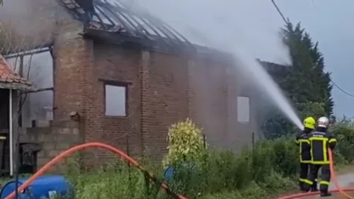Bonningues-les-Ardres : les propriétaires en vacances, leur grange...
