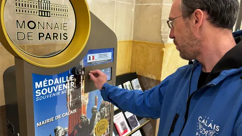 Calais : la nouvelle médaille souvenir de l'Hôtel de Ville est en...