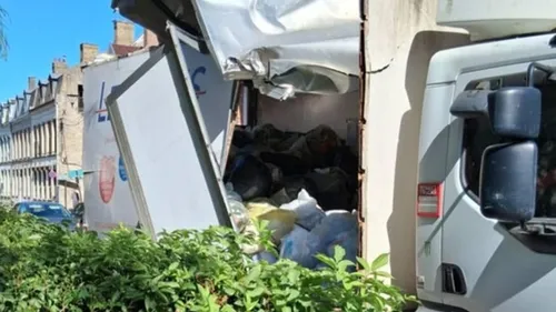 Un camion bloqué après avoir percuté la porte de Cassel, à Bergues