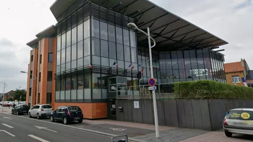 Coudekerque-Branche : un agent perché à 2,5m sur la mairie provoque...