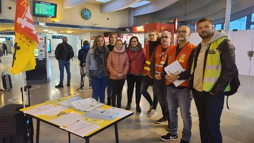 Boulogne: la CGT et Sud Rail réclament des embauches aux guichets...