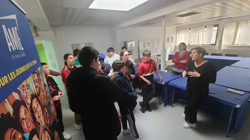 Boulogne: des jeunes consacrent leurs vacances à rénover des cages...