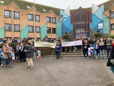 Grande-Synthe : Concert de casseroles et chenille géante pour...