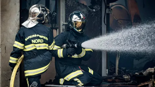 Wormhout : un hangar en feu, les pompiers déployés
