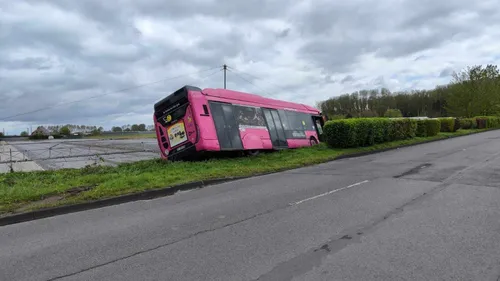 Un DK'Bus termine sa course dans un champ à Rosendaël