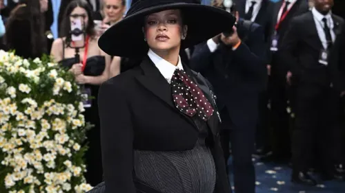 Rihanna annonce sa troisième grossesse au Met Gala 2025