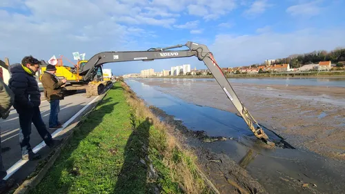 Inondations: à Boulogne, des agriculteurs en colère ont désenvasé...