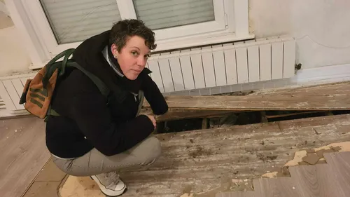 Cave inondée, façade qui se détache, racines d'arbre dans les murs:...