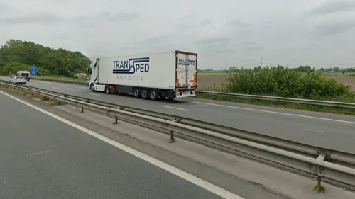 Une voiture en flamme sur l'A16 à hauteur de Guemps