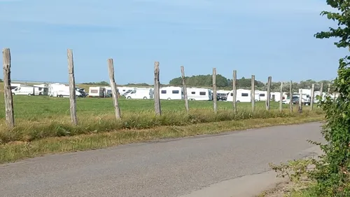 Plus de 100 caravanes s'installent à la limite de...