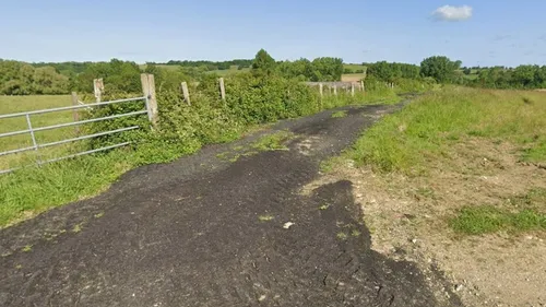 Un camion termine sa route dans un fossé à Belle-et-Houllefort