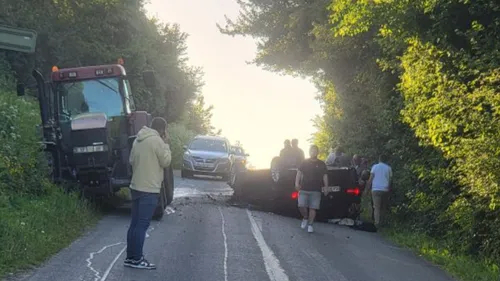Une voiture et un tracteur se percutent entre Saint-Etienne-au-Mont...