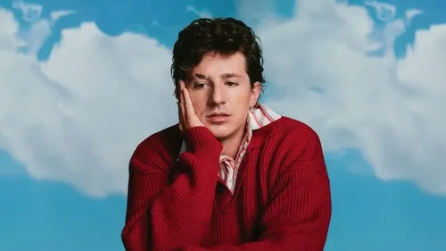 Charlie Puth fait vibrer les cœurs avec son nouveau tube "Beat...