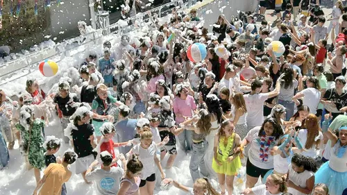 Boulogne: au collège St Jo de Navarin, un canon à mousse et un DJ à...
