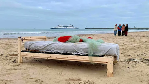 Calais: c'est quoi ce lit déposé sur la plage ? 