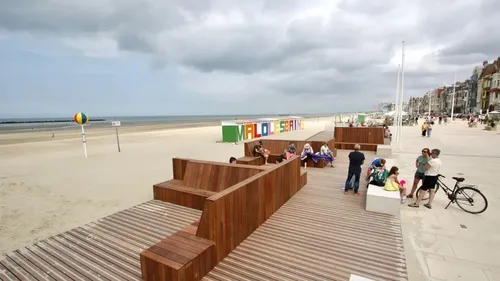 Une femme gravement blessée par un char à voile sur la plage de...