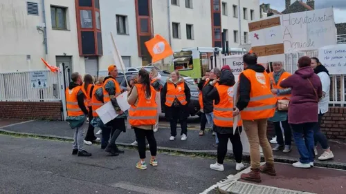 Calais: les aides-soignants et infirmiers de l'hospitalisation à...