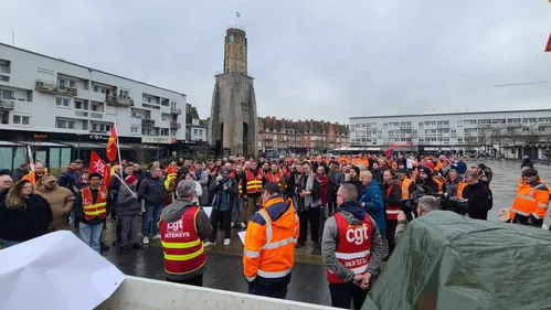 Calais: environ 250 personnes ont manifesté contre les fermetures...