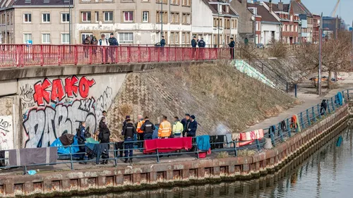 Victoire des expulsés du pont contre la mairie de Calais