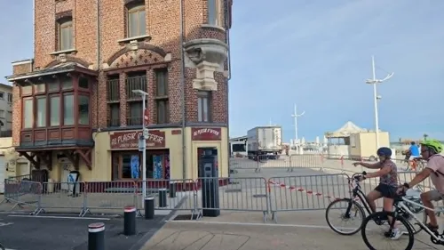 Dunkerque : une partie d'un mur tombe sur la voie publique sur la...