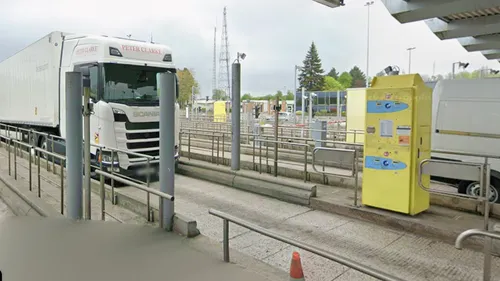Setques : un poids lourd percute le péage de l'A26
