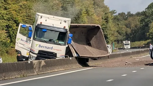 A16 coupée dans les deux sens : un camion perd sa cargaison et...