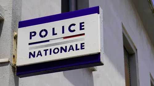 Une policière évite de peu deux coups de poing, à Hazebrouck