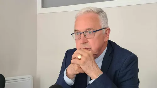 Législatives: Jean-Pierre Pont se désiste mais "ne donne pas de...