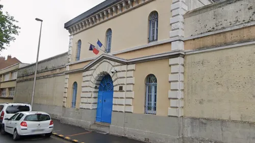 Dunkerque : des tirs de feux d’artifice devant la prison pour fêter...