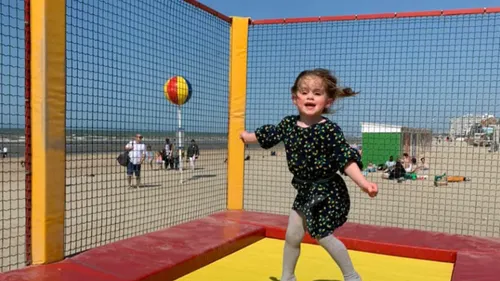 Dunkerque : le trampoline rouge sauvé, il restera sur la digue cet été