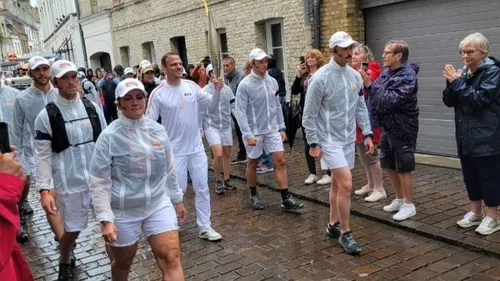 Saint-Omer: malgré la pluie, de nombreuses personnes sur le passage...