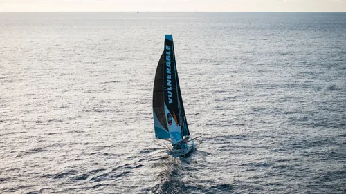 Vendée Globe 2025 : Sébastien Simon termine troisième, Thomas...