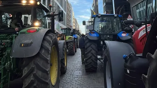 Les agriculteurs manifestent devant le domicile d'Emmanuel Macron,...