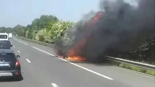 Une voiture en feu sur l'A25 entre Méteren et Steenvoorde. 