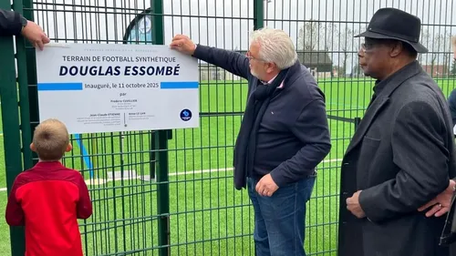 Foot, Boulogne-sur-Mer : Douglas Essombé, "le Bombardier noir", est...