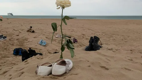 Calais : 517 paires de chaussures pour rendre hommage aux victimes...