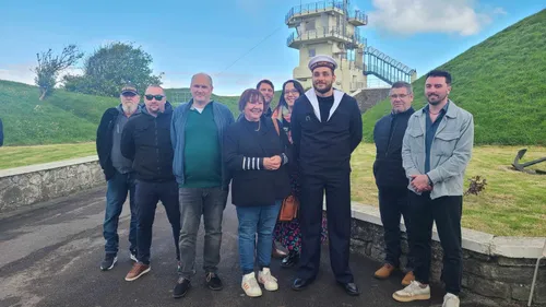 Des marins rentrent au port pour une cérémonie et retrouvent leur...
