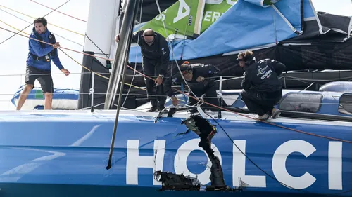 Voile : l'équipage de Thomas Ruyant victime d'un accident dès le...