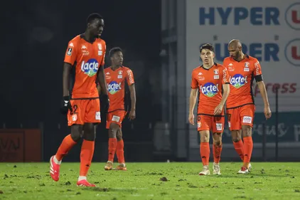 Stade lavallois. Sur une pelouse impraticable, les notes après la...