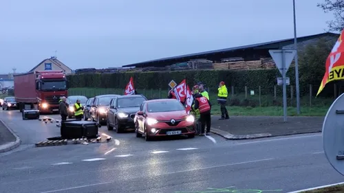 Laval : l'intersyndicale mayennaise organise un barrage filtrant...