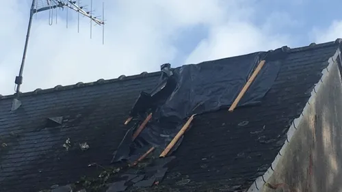 Tempête Austen. Une maison éventrée par un arbre à Chazé-sur-Argos...