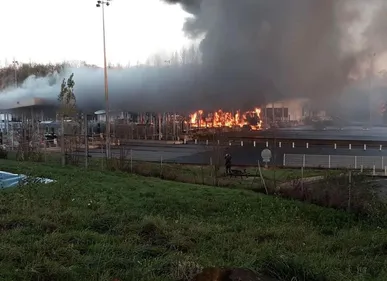 La Gravelle. Un poids lourd prend feu, le péage enflammé