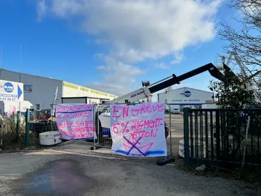 Laval. Les salariés du site Bleu Blanc en grève