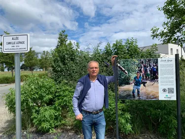 Écouflant. Une allée dédiée au travail de Camille Lepage,...