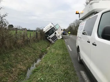 Loiré. Un poids lourd au fossé sur la D923